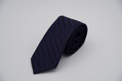 Bild von Krawatte 'Dark Blue Serious Stripes' aus 100% feinster gewebter Seide
