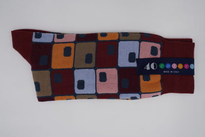 Bild von Socken 'Rounded Boxes on Dark Red' von '40 Colori' aus 80% Baumwolle, 12% Nylon, 8% Elastan