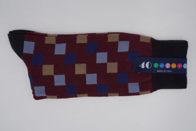 Bild von Socken 'Squares on Dark Red' von '40 Colori' aus 80% Baumwolle, 12% Nylon, 8% Elastan