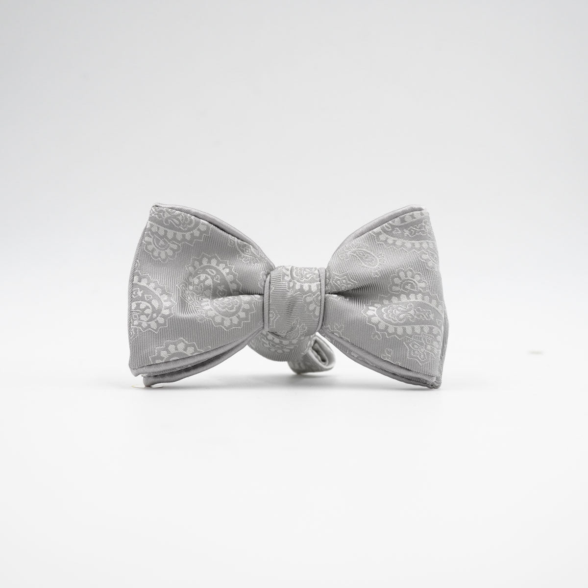 Fliege Silver Reverie aus Seide in Silber mit Paisley
