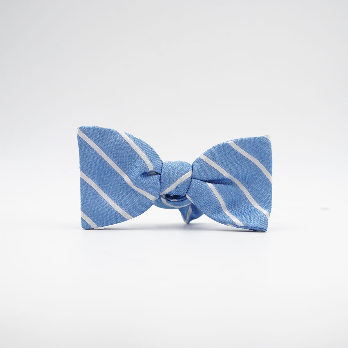 Fliege Azure Stripe aus Seide in Hellblau, gestreift
