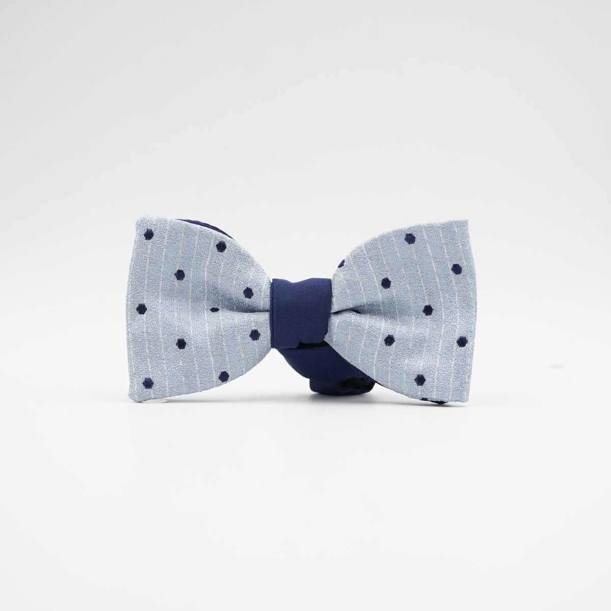 Fliege Frosted Navy Dot aus Seide in Hellblau