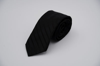 Bild von Krawatte 'Black Serious Stripes' aus 100% feinster gewebter Seide