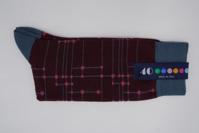 Bild von Socken 'Connected lines on Dark Red' von '40 Colori' aus 80% Baumwolle, 12% Nylon, 8% Elastan