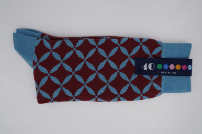 Bild von Socken 'Blue Graphics on Dark Red' von '40 Colori' aus 80% Baumwolle, 12% Nylon, 8% Elastan