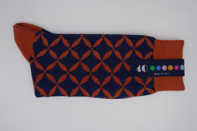 Bild von Socken 'Orange Graphics on Dark Blue' von '40 Colori' aus 80% Baumwolle, 12% Nylon, 8% Elastan
