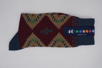 Bild von Socken 'Native Patterns on Dark Red' von '40 Colori' aus 80% Baumwolle, 12% Nylon, 8% Elastan
